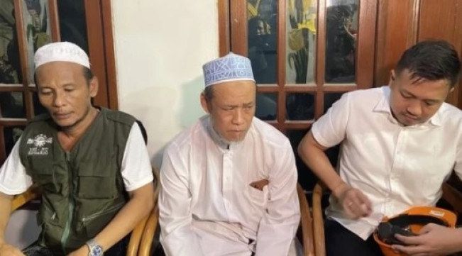 KHR Abdus Salam Mujisb (tengah), Pengasuh Pondok Pesantren Al Khoziny Buduran. (nu jatim)